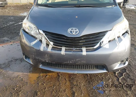 2014 Toyota Sienna Le V6 8 Passenger z USA, uszkodzony, nr VIN 5TDKK3DC1ES410979